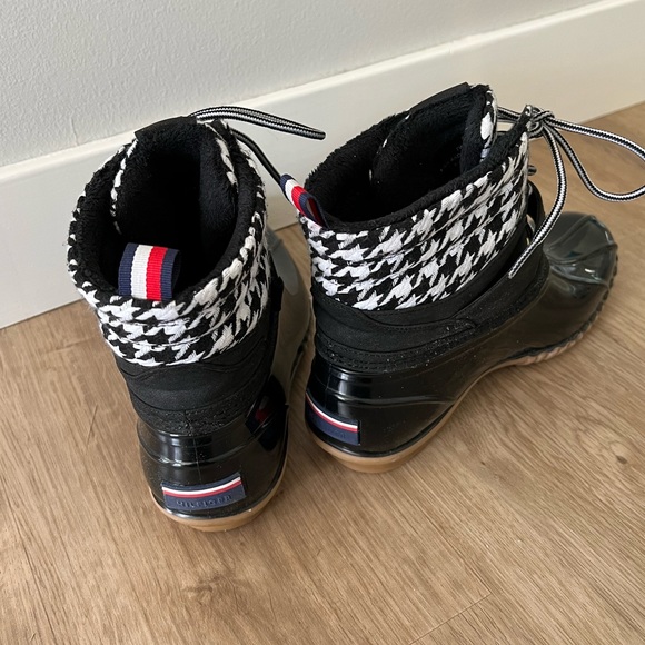 Tommy Hilfiger boots. Black/white houndstooth with glossy finish. size 8 - Picture 6 of 6